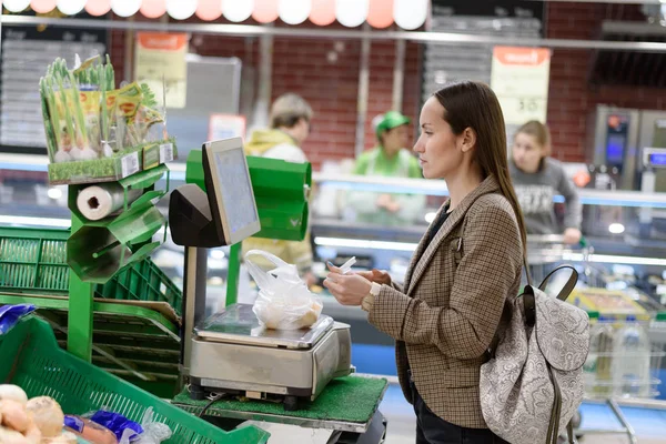 Деловая Женщина Пиджаке Супермаркете Взвешивает Лук Пластиковом Пакете — стоковое фото