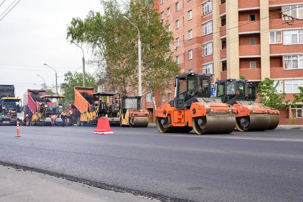 12 Haziran 2018, Kazan, Rusya Federasyonu: bir grup işçi ve yeni bir yol yüzeyi şehir yollarda koydu finişer.