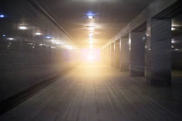 Tunnel Ondergrondse Voetgangersoversteekplaats Met Een Lichte Gloed Aan Het Einde — Stockfoto