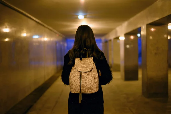 Портрет Молодой Женщины Спины Легким Рюкзаком Спине Подземном Пешеходном Переходе — стоковое фото