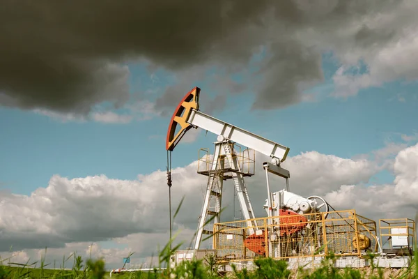 Насос Качает Нефть Попутный Газ Месторождении Против Облачного Неба — стоковое фото