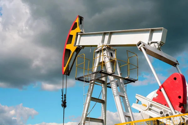 Bulut Gökyüzü Karşı Alanındaki Petrol Için Sallanan Ilişkili Gaz Pompası — Stok fotoğraf