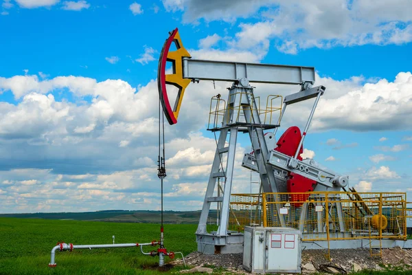 Modern Petrol Sallanan Sandalye Bir Alanda Yeşil Çimen — Stok fotoğraf