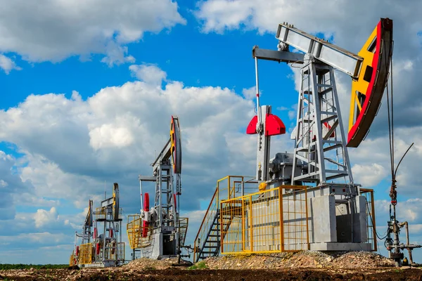 Petrol Doğalgaz Üretimi Için Bulut Gökyüzü Karşı Pompa Tesisler — Stok fotoğraf