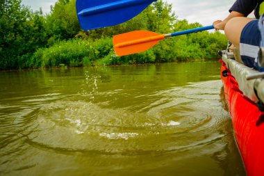 Kapat - yukarıya-in insanlar bir Katamaran üzerinde elinde kürek.
