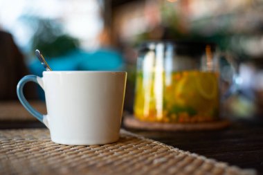 Ahşap cam çaydanlık arka plan bitki çayı, Deniz topalak ve nane ile masaya yakın çekim seramik Kupası.