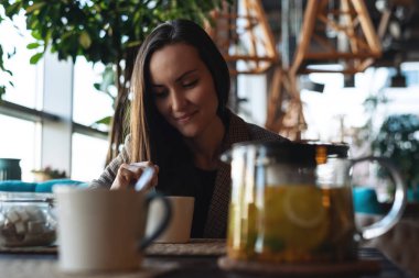 Genç kadın Deniz topalak Kupası, ön cam Çaydanlık ve kupa ile bitkisel çay engel.