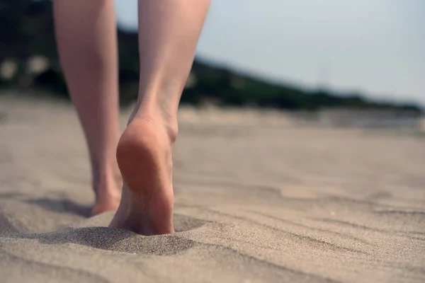 海で浜辺の砂の上を歩いて女性の素足 — ストック写真