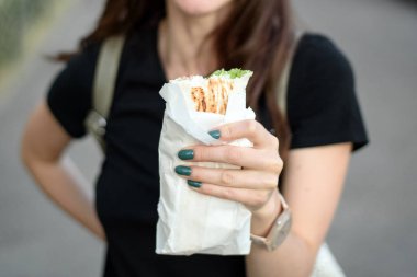 Bir kadının elinde ısırıldı Shawarma Close-up.