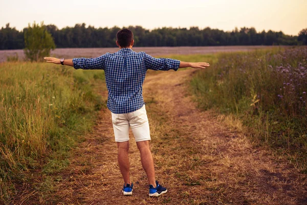 Giovane Con Pantaloncini Camicia Sulla Strada Nel Campo Con Braccia — Foto Stock