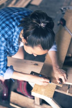kadın marangoz ev atölye bir ahşap tahta kalem satır testere kesim üzerinde çizer