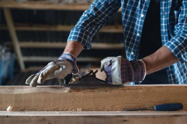 Carpenter'ın yakın çekim planya makine kolu ahşap, el emeği, Emanet, aracıyla çalışmanın kuralları ile eldiven eller