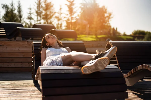 Chica Joven Relajada Tumbada Una Tumbona Durmiendo Sol — Foto de Stock