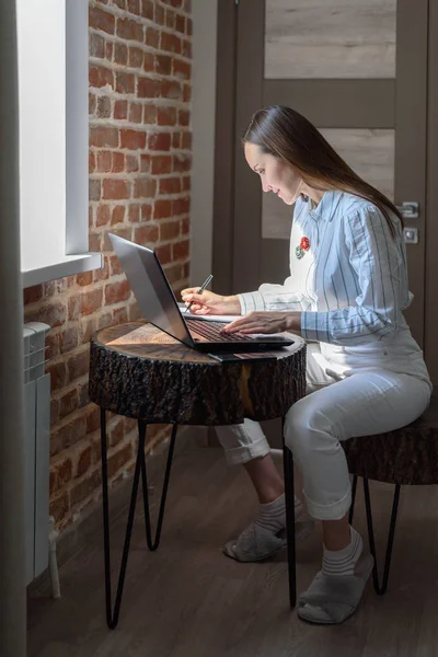 Vertical Portrait Brunette Working Laptop Room — Stock Photo, Image