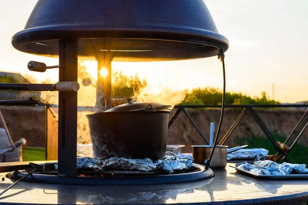 Grote Ketel Van Soep Vis Folie Gekookt Kolen Open Lucht — Stockfoto