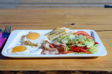 Köy kahvaltı yumurta, pastırma ve sebze salatası ile Deadpan fotoğraf.