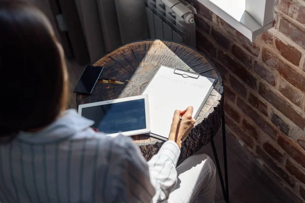 Žena Stolu Okna Tablet Notebook Obchodní Plán Volné Noze Spuštění — Stock fotografie