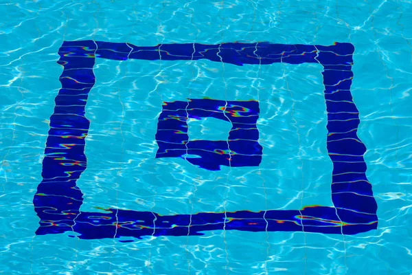 Blaues Quadratisches Ziel Unter Blauem Wasser Des Pools — Stockfoto