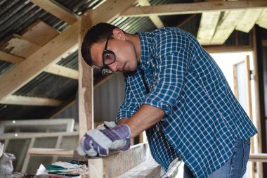 Sanayi. Marangoz ahşap atölyesinde uçakları. Ahşap çatı, DIY,