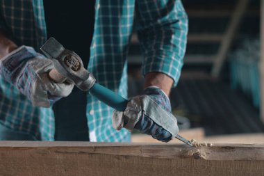 Marangoz bir ağaç işleme atölye içinde işte. Bir çekiç ve keski kolları ahşap ile marangoz. Home atölye, DIY