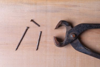 Üstten görünüm atıştırma ile retro metal clippers paslı çiviye ahşap masa, yatay düz görüntü yatıyordu..