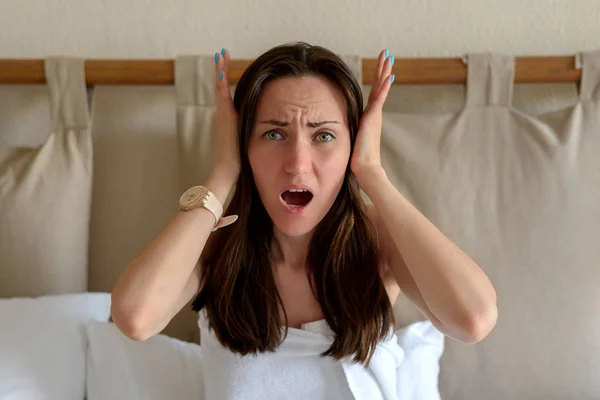 Gran Retrato Una Mujer Sosteniendo Cabeza Con Las Manos Concepto —  Fotos de Stock