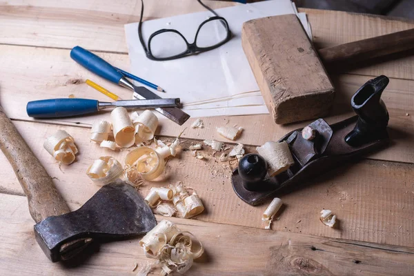 Tools Carpenter Wooden Table Sawdust Planer Mallet Chisel Goggles — Stock Photo, Image