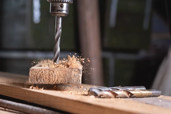 Primo Piano Del Trapano Movimento Durante Perforazione Del Legno Officina — Foto Stock