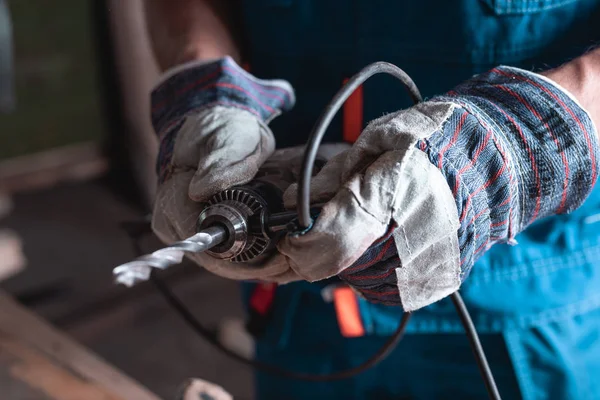 Homem Construtor Macacões Luvas Define Uma Grande Broca Uma Árvore — Fotografia de Stock