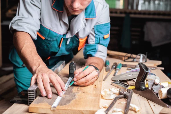 Notas Carpinteiro Masculino Com Lápis Usando Fita Métrica Placa Marcas — Fotografia de Stock
