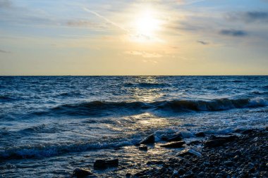 Deniz dalgaları ile üzerinde gündoğumu minimalist peyzaj