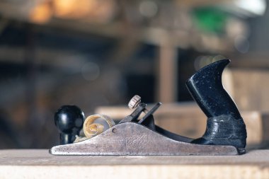 Eski retro el planya talaşı yakın çekim ahşap masa, ahşap kavram, doğrama, doğrama, çatı kaplama, inşaat, ile.