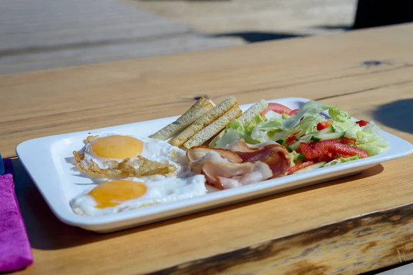 Köy kahvaltı yumurta, pastırma ve sebze salatası ile Deadpan fotoğraf.