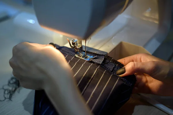 Женщина Подшивает Мужские Штаны Швейной Машинке — стоковое фото