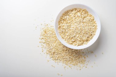 Metin, kopya alanı için yer beyaz zemin üzerine beyaz tabak yulaf gevreği.