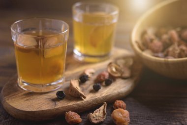 ahşap arka plan üzerinde cam bardak meyve kompostosu, yakın çekim. Seçici odak. Sağlıklı içecek konsepti.