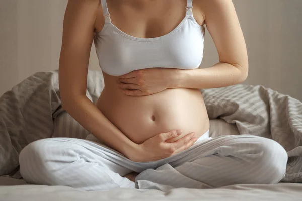 Närbild Gravid Kvinna Med Buksmärtor Vitt Linne Och Byxor Som — Stockfoto