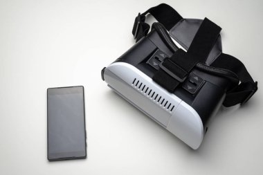sanal gerçeklik gözlük beyaz arka plan üzerinde telefon ile