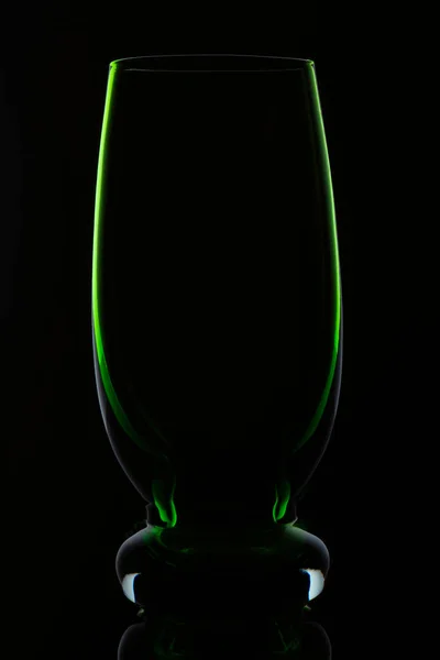 Силуэт из зеленого стекла на черном фоне — стоковое фото