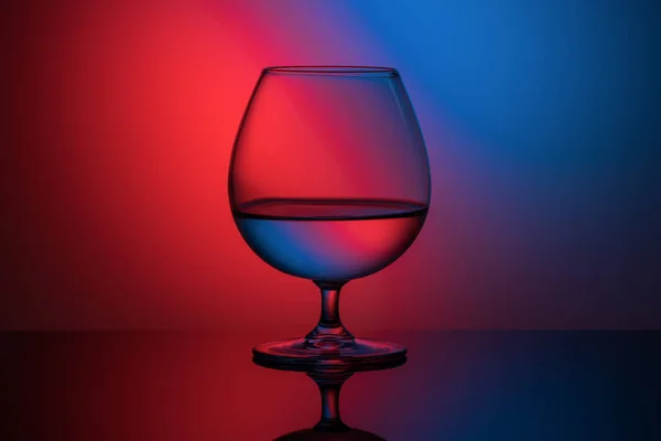 Futuristisch beeld van een glas op de achtergrond van een rood-blauw — Stockfoto