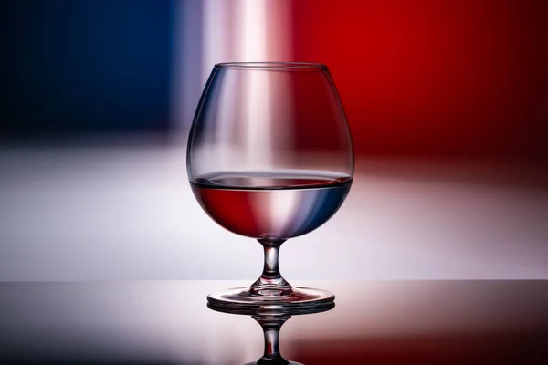 Imagen abstracta de un vaso sobre un fondo rojo-azul —  Fotos de Stock