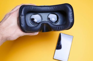 sarı arka planda telefon ile VR gözlük