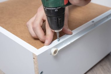 Tornavida ile sunta mobilya montajı