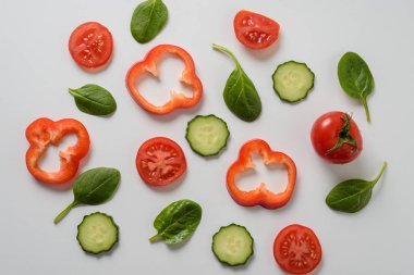 Beyaz arka planda üst görünüm sebze dilimleri