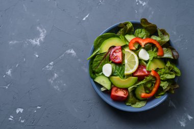 gri arka planda sebze salatası malzemeleri