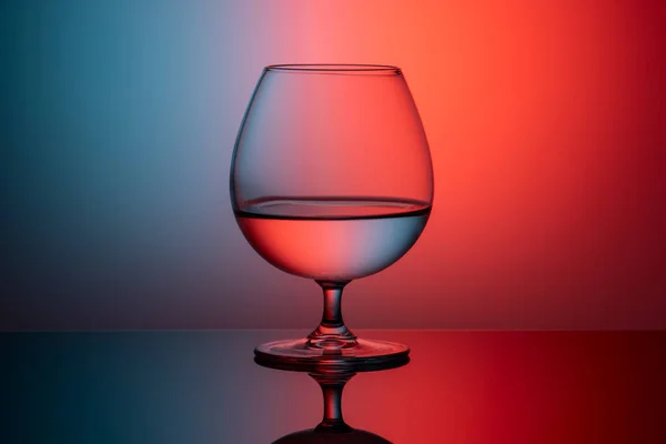 Imagem abstrata de vidro sobre fundo vermelho e azul — Fotografia de Stock