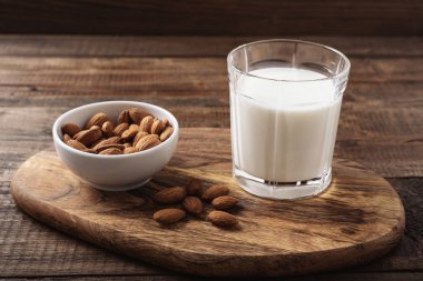 ahşap doğal zemin üzerine badem sütü kadar kapatın