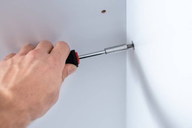 Büyük erkek el mobilya montaj bir el ile tornavida noktasıyla