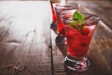 ahşap arka plan üzerinde cranberries ile alkollü çekim