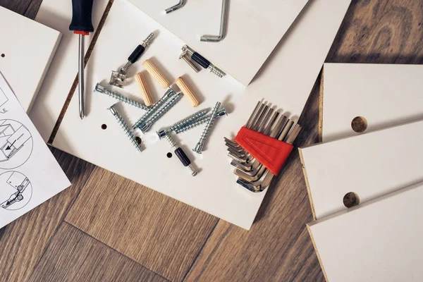 Vista superior de las piezas de mobiliario a montar con herramientas — Foto de Stock